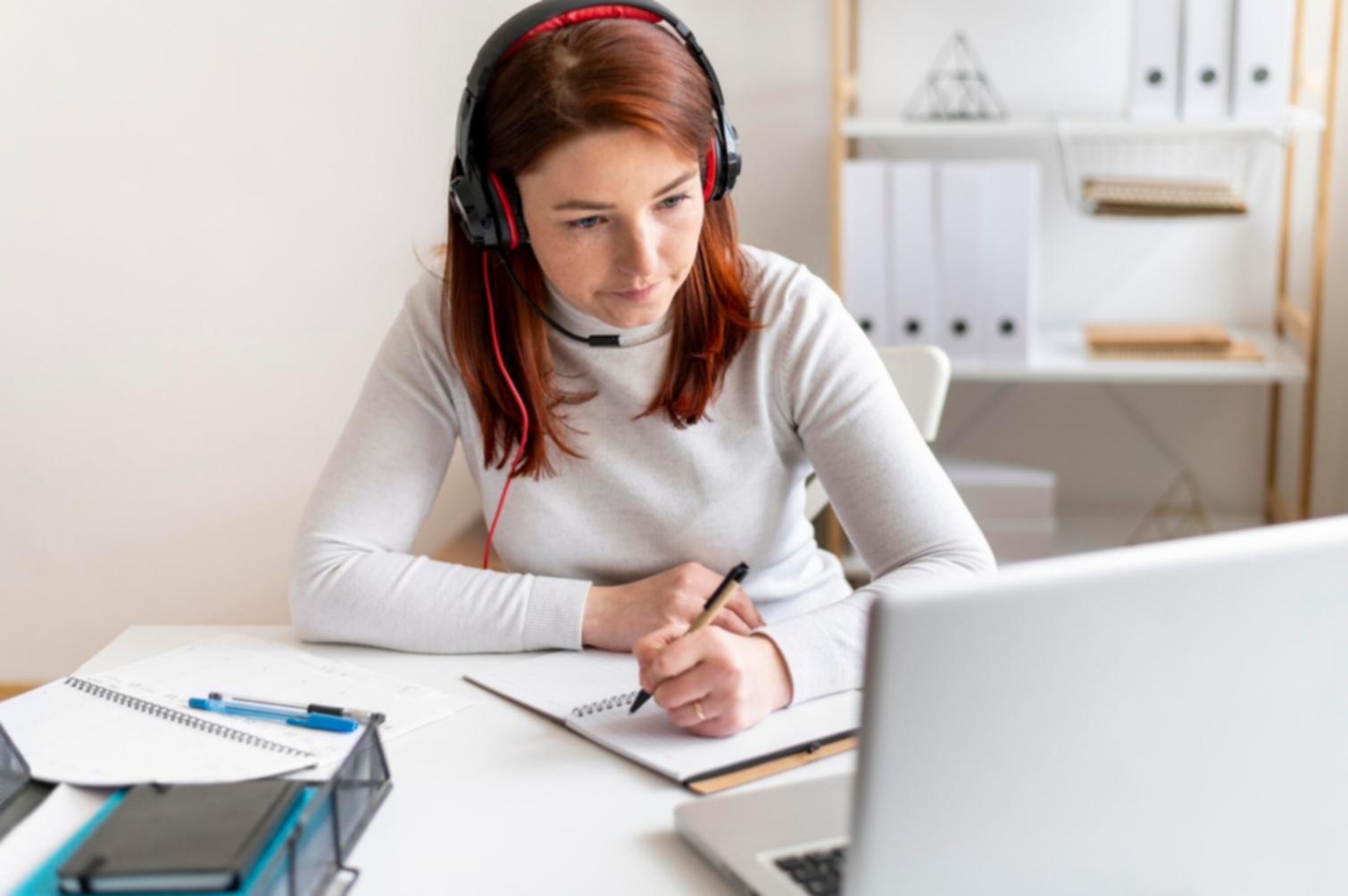 Teilnehmer während einer praktischen Finanzplanungsübung mit Taschenrechnern und Unterlagen